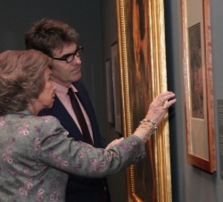 Su Majestad la Reina atiende a las explicaciones del jefe del departamento de Pintura Holandesa y Escuelas del Norte del Museo Nacional del Prado, Ale